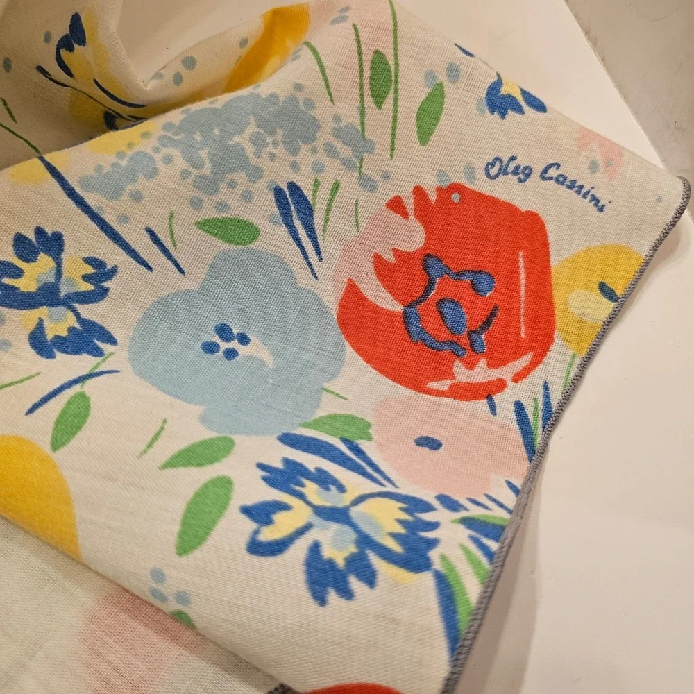 Oleg Cassini Vintage Round Floral Tablecloth White Red Blue 68 Inch Diameter